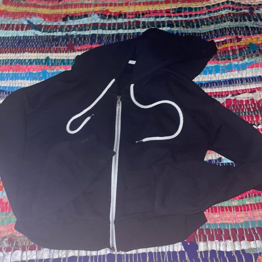 CROPPED BLACK ZIP UP